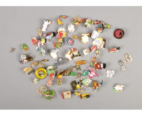 A quantity of assorted vintage pin badges including Wade, Australian Tourist badge, Titanic Boarding Pass, Volvic, etc. Appro