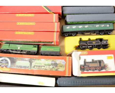 Hornby OO Gauge Southern Railway Locomotives and Coaching Stock, comprising boxed 'Schools' class no 928 'Stowe' and unboxed 