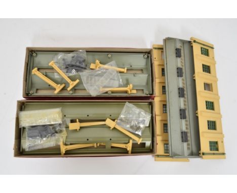 Hornby-Dublo, unboxed Engine Shed, F, lacks two windows, two 5006 Extension Sets in original boxes, VG, boxes G-VG, boxes G  