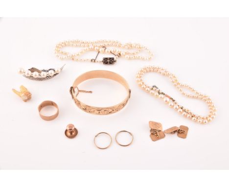 A group of jewellery, including a 9ct gold band, a silver and pearl brooch, a pair of 9ct yellow gold initial engraved cuffli