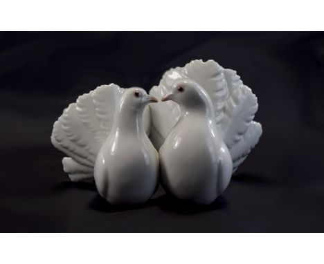 Lladro Bird Figure ' Kissing Doves ' Model No 1169. Issued 1971, Height 4.75 Inches. Mint Condition. 