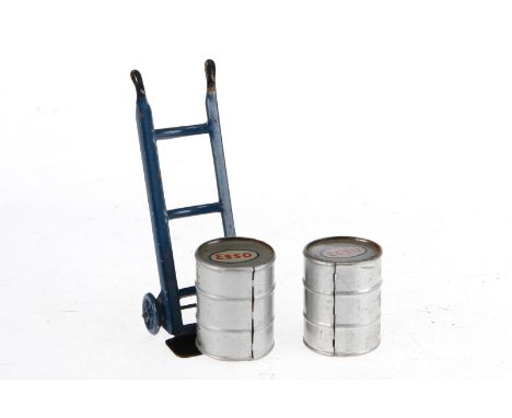 Märklin Sackkarre, HL, dazu 2 Esso-Benzinfässer, H 10,5 und 3,5, Z 3