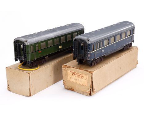 2 Fleischmann Personenwagen, Spur 0, tw LS und Lagerspuren, L 23,5, im tw besch. OK bzw. Unter-OK, Z 3