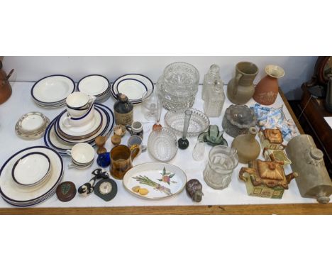 A mixed lot to include a late 19th century continental wall pocket, crystal cut glass, a dinner service, Russian ceramic bird
