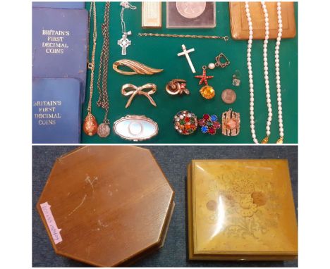 A Reuge music box A/F together with an octagonal treen jewellery box A/F, a small quantity of vintage costume jewellery to in