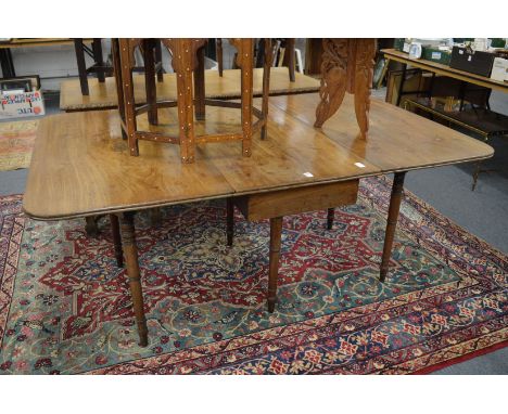 A good 19th century mahogany drop-leaf double gate-leg dining table with turned legs.