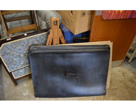 An easel and two folio cases.