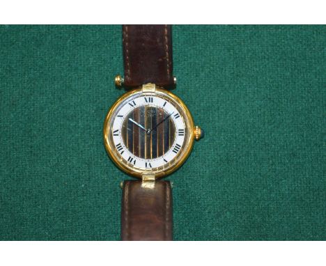 A ladies Must de Cartier quartz wristwatch with gilt metal case and leather strap, complete with original box, paperwork etc.