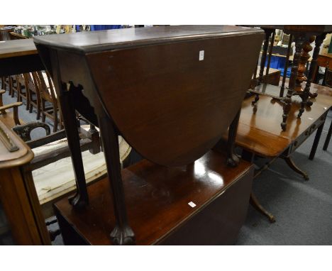A good George III mahogany oval drop-leaf gate-leg dining table on carved cabriole legs with claw and ball feet.