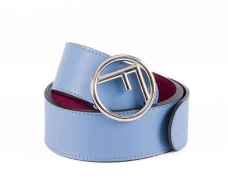 Fendi, ceinture en cuir lisse double face bleu ciel et rose framboise, boucle F en métal couleur argent, housse, T 85, h. 4 c