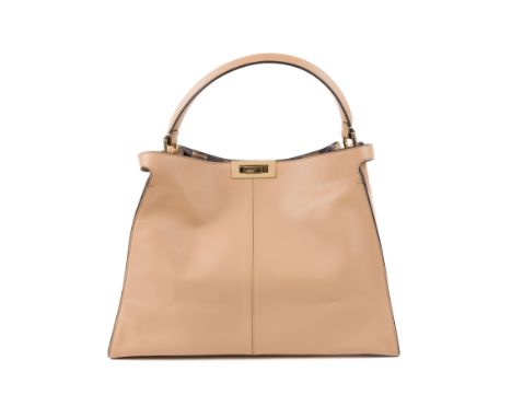 Fendi, sac Peekaboo Cabas en cuir beige, intérieur en daim ras à rayures beige et noir, boucle en métal doré, housse, 30x42 c