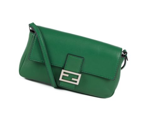 Fendi, sac mini Baguette en cuir d’agneau racing green, longue bandoulière réglable, housse, 9x15,5 cm
ConditionExcellent éta