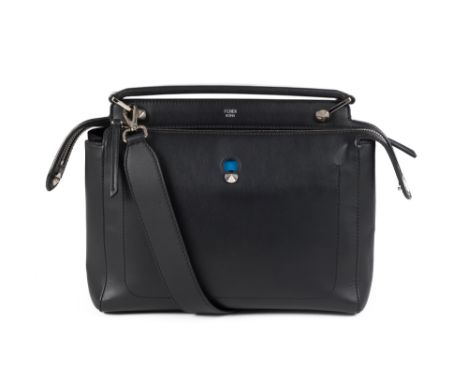 Fendi, sac Dotcom en cuir noir avec pochette interne bleu cyan, poignée sur le dessus et bandoulière, housse, 21x32 cm
Condit