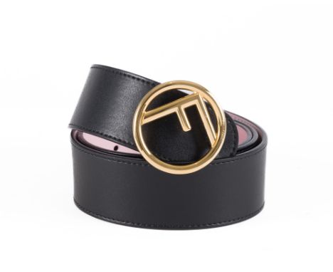 Fendi, ceinture en cuir lisse double face noir et rose clair, boucle F en métal doré, housse, T 85, h. 4 cm
ConditionTrès bon