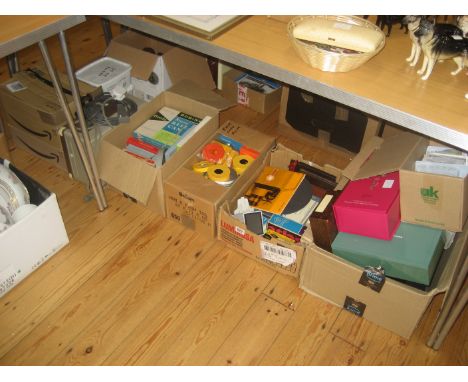 LARGE COLLECTION OF VARIOUS PHOTOGRAPHIC EQUIPMENT ETC TO INCLUDE LEITZ PROJECTOR