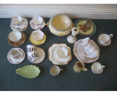 Two boxes of mostly 20th century ceramics including Shelly cabinet cups and saucers (Geisha 2466, Fuschia 0582), Gold Lustre 