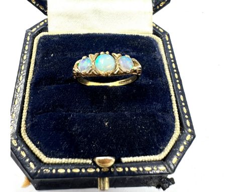 9ct gold opal three stone ring (2.3g) 