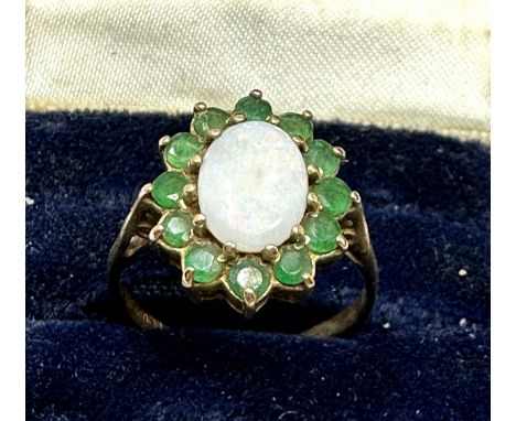 9ct gold opal &amp; emerald oval cluster ring (2g) 