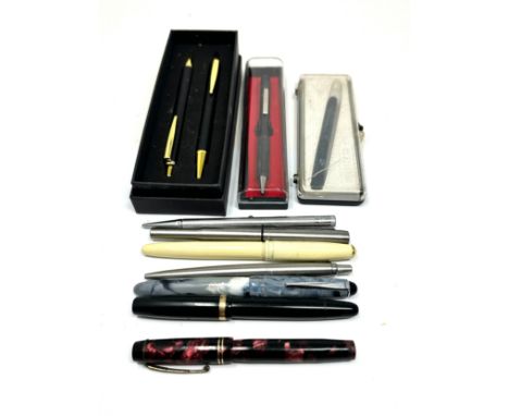selection of vintage and later pens &amp; fountain pend includes 14ct gold nib the unique pen &amp; parker duofold 