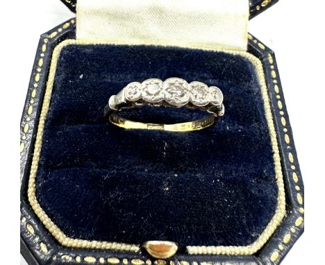 18ct gold  diamond five stone ring  (3g) 