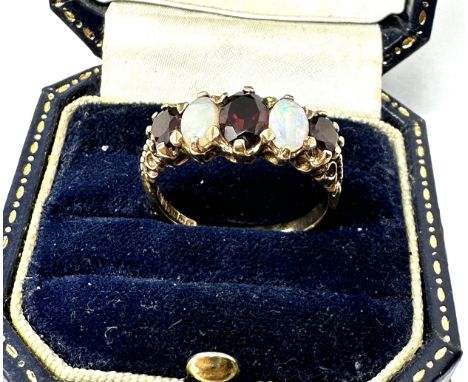 9ct gold vintage garnet &amp; opal five stone ring (3.7g) 