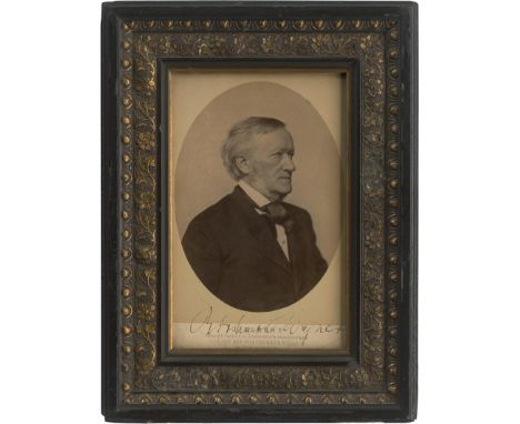 Wagner, Richard, Komponist, Dirigent und Schriftsteller (1813-1883). Portrait-Photographie mit eigh. Signatur "Richard Wagner