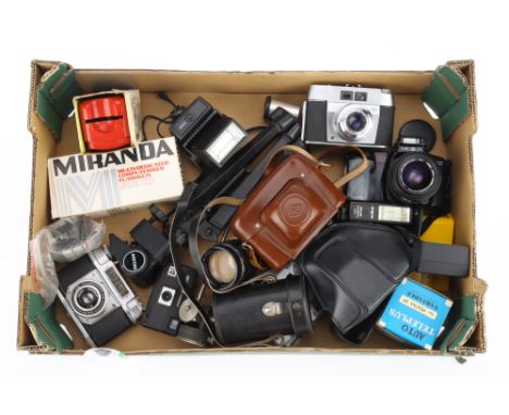 A Mixed Selection of Cameras and Accessories including a Minolta Dynax 5000i 35mm SLR camera, an Agfa Silette 35mm viewfinder