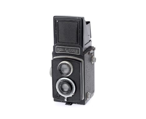A Rolleicord 1a Type 3 TLR Camera, black, serial number 757757, body G, a little lifting of leatherette, advance works, shutt