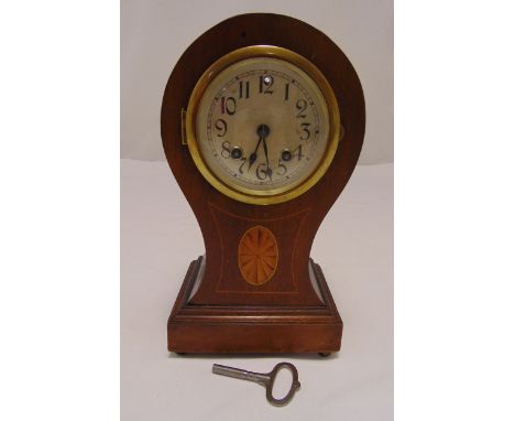 An Edwardian mahogany chiming mantle clock with silvered dial and Arabic numerals to include key, 28.5cm (h)