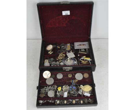 A collection of assorted jewellery, to include odd 9ct gold earrings, a 9ct gold mounted cameo brooch, silver bracelet, silve