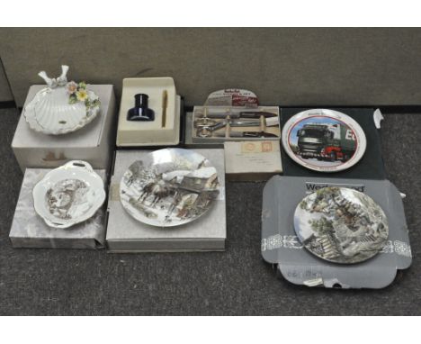 A collection of ceramics, comprising wall plates and more, together with a Parker Sonnet pen and inkwell set