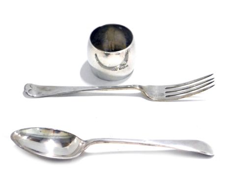 An Edward VII three piece silver christening set, comprising Old English pattern spoon, fork and a barrel shaped napkin ring,