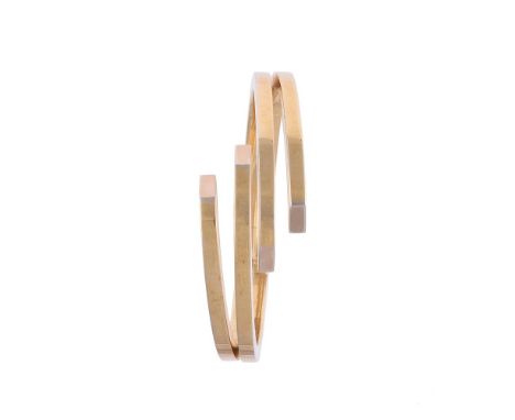 
	
		A GOLD COLOURED SPRUNG HINGED BANGLE 
		With polished interlocking arms, stamped 750, makers mark P I
		SIZE/DIMENSIONS: