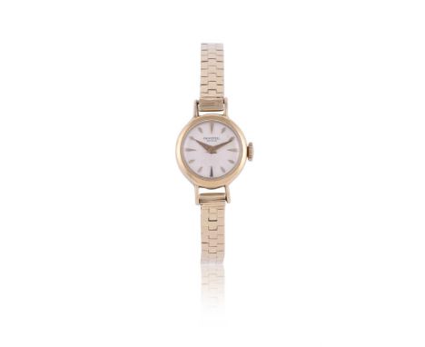 
	
		UNIVERSAL
		LADY'S GOLD COLOURED BRACELET WATCH, NO. 1724822 15552.1
		Movement: Cal. 500, manual wind, 17 jewels
		Case