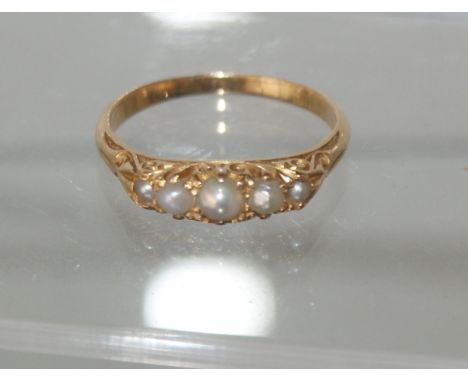 18ct Gold ladies Gold ring set with 5 graduated natural pearls