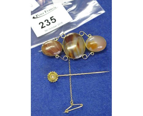 9ct gold three stone agate brooch and 15ct gold, pearl set, stick pin. (2)