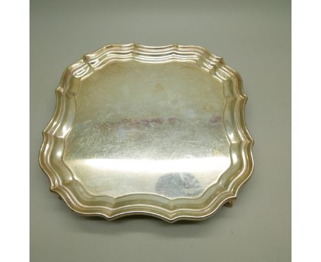 A silver card tray, Birmingham 1932, 191g, 15.5cm 