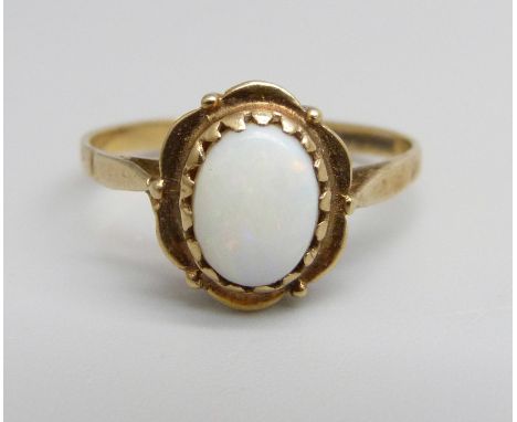 A 9ct gold and opal ring, 1.5g, M 