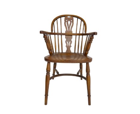 Late 20th century oak Windsor chair, double hoop and stick back with shaped and pierced splat, dished seat, on turned support