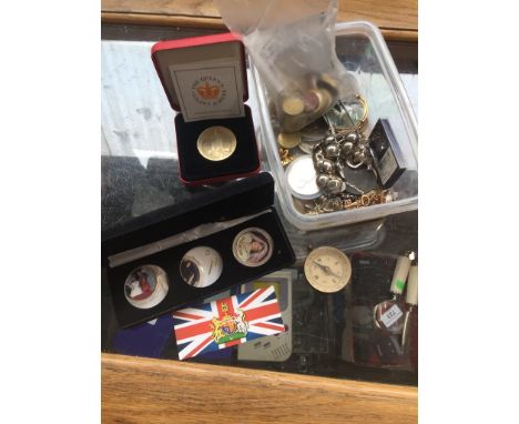 A box of costume jewellery, a small compass and some coins. 