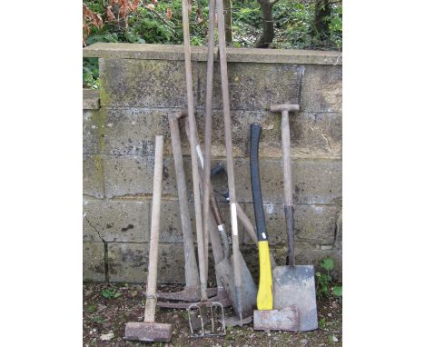 A collection of mainly vintage and later long handled gardening related tools (af) 