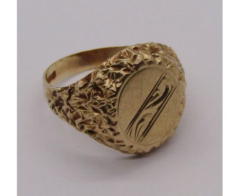 9ct signet ring with textured detail, size R, 5g 