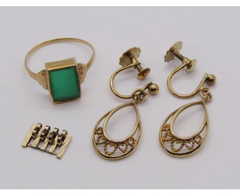 Group of 9ct jewellery comprising a pair of drop earrings with heart detail, a green agate ring, size L/M and a watch link, 4