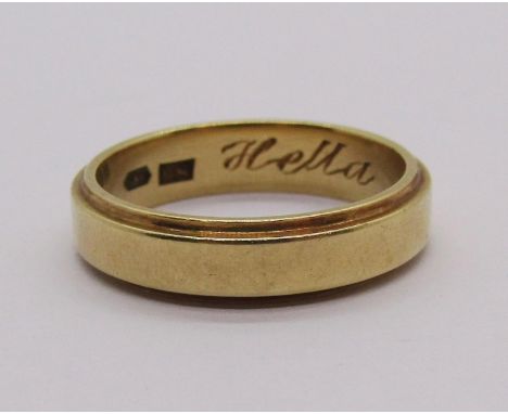 14ct wedding ring inscribed 'Hella' to interior, size M/N, 4.8g 