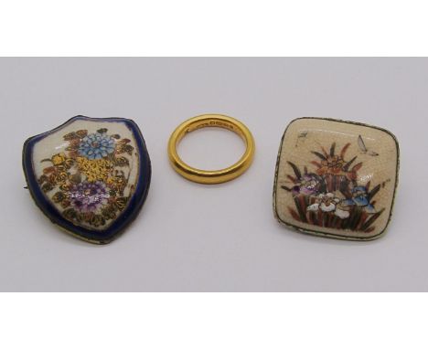 Antique 22ct wedding ring, size I/J, 5.4g, together with two Satsuma type brooches (3) 