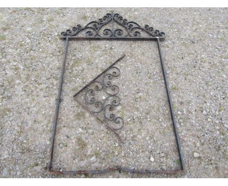 Old reclaimed wrought iron exterior pub sign frame with decorative scrolled pediment, 116cm wide x 180cm high, together with 