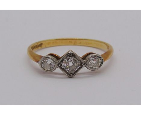 18ct three stone diamond ring, centre stone 0.20cts approx, size T/U, 2.9g 