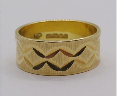 1960s 18ct wedding ring with geometric detail, size Q/R, 6.3g 