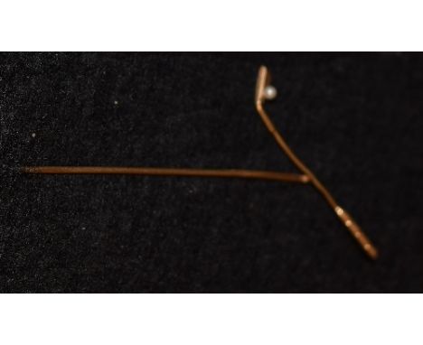 A 9ct golf club, pearl ball stick pin