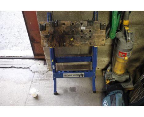 A foldable work bench 